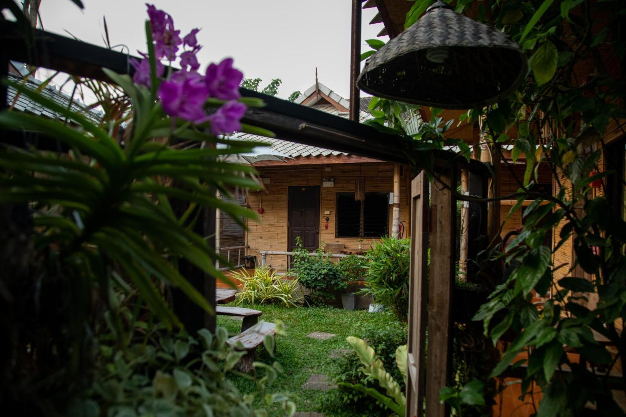 Boutique Hotel & Restaurant, Jaidee Bamboo Huts Chiang Mai Esterno foto