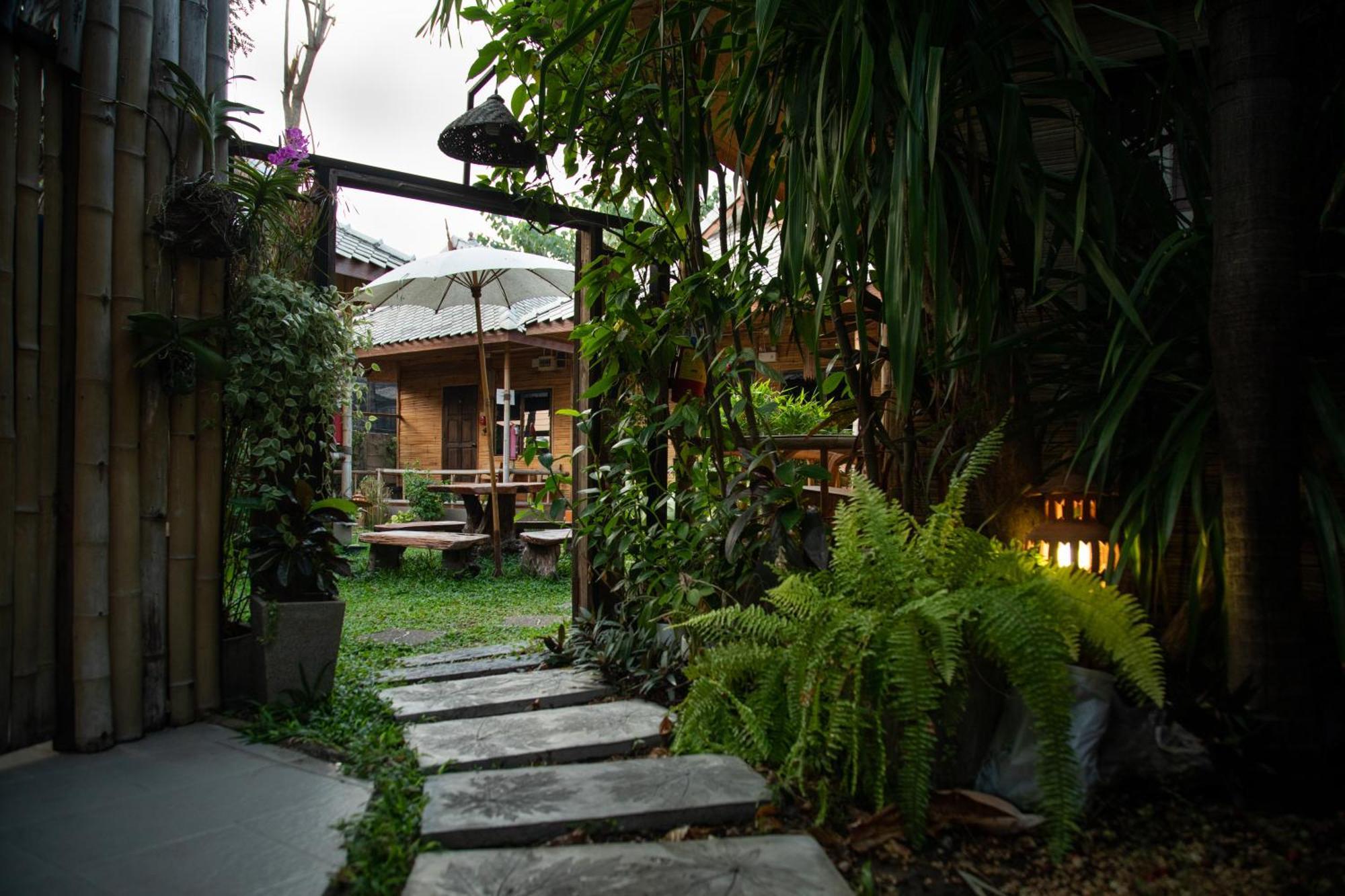 Boutique Hotel & Restaurant, Jaidee Bamboo Huts Chiang Mai Esterno foto